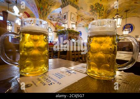 München, Deutschland. September 2020. Im Hofbräuhaus in der Innenstadt stehen zwei maßgefertigte Glaskannen auf einem Tisch. Auf dem Tisch ist eine Notiz, die besagt, dass nur fünf Gäste zusammen an diesem Ort bleiben dürfen. Kredit: Peter Kneffel/dpa/Alamy Live Nachrichten Stockfoto