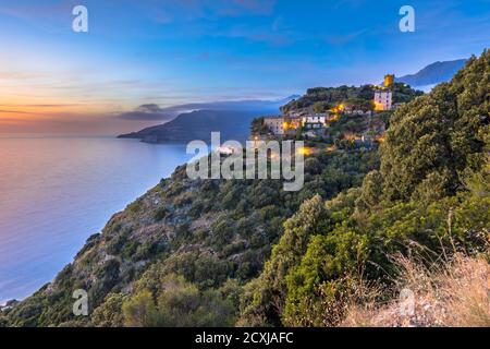 Bergdorf Nonza mit Blick auf das Mittelmeer auf Cap corse, Korsika, Frankreich Stockfoto