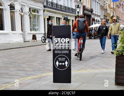 London, Großbritannien. September 2020. Ein "Stoppen Sie die Ausbreitung von Coronavirus" Straßenschild ist in Covent Garden gesehen.Social Abstand und stoppen Sie die Ausbreitung von Coronavirus Straßenschilder werden an mehreren Stellen in Covent Garden platziert, um Bewusstsein gegen die Ausbreitung des Romans Coronavirus zu schaffen Kredit: Vuk Valcic/SOPA Images/ZUMA Wire/Alamy Live News Stockfoto