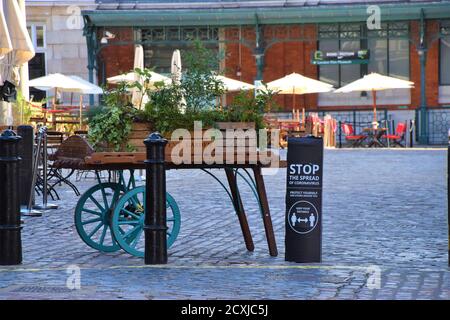 London, Großbritannien. September 2020. Ein "Stoppen Sie die Ausbreitung von Coronavirus" Straßenschild ist in Covent Garden gesehen.Social Abstand und stoppen Sie die Ausbreitung von Coronavirus Straßenschilder werden an mehreren Stellen in Covent Garden platziert, um Bewusstsein gegen die Ausbreitung des Romans Coronavirus zu schaffen Kredit: Vuk Valcic/SOPA Images/ZUMA Wire/Alamy Live News Stockfoto