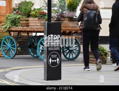 London, Großbritannien. September 2020. Ein "Stoppen Sie die Ausbreitung von Coronavirus" Straßenschild ist in Covent Garden gesehen.Social Abstand und stoppen Sie die Ausbreitung von Coronavirus Straßenschilder werden an mehreren Stellen in Covent Garden platziert, um Bewusstsein gegen die Ausbreitung des Romans Coronavirus zu schaffen Kredit: Vuk Valcic/SOPA Images/ZUMA Wire/Alamy Live News Stockfoto