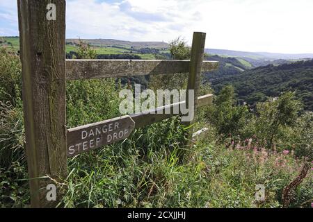 Warnung vor steilen Abfallen am Zaun bei Hell Hole Rocks, Heptonstall Stockfoto