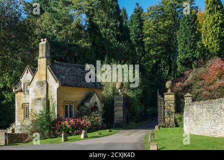 Lodge und Tore am Eingang zum Batsford House, Batsford Village, Gloucestershire, Großbritannien Stockfoto