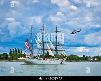 ROUEN, FRANKREICH - JUNI CIRCA, 2019. USCGC Eagle, US Coast Guard Vessel, auf der seine bei der Armada Ausstellung. Dreimast-Schoner als Training Stockfoto