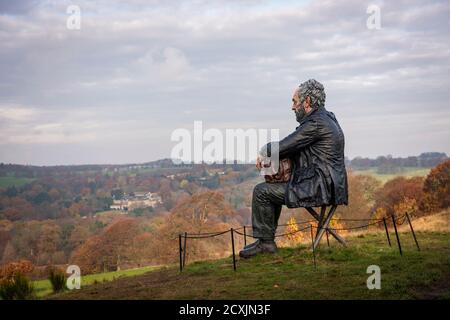 Die Skulptur 'Seated Figure' des Künstlers Sean Henry im Yorkshire Sculpture Park bei Wakefield, Yorkshire, Großbritannien Stockfoto