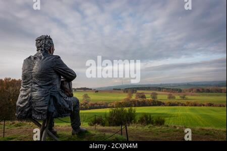 Die Skulptur 'Seated Figure' des Künstlers Sean Henry im Yorkshire Sculpture Park bei Wakefield, Yorkshire, Großbritannien Stockfoto