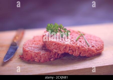 Rote Burger Fleisch Nahaufnahme auf schwarzem Hintergrund Stockfoto