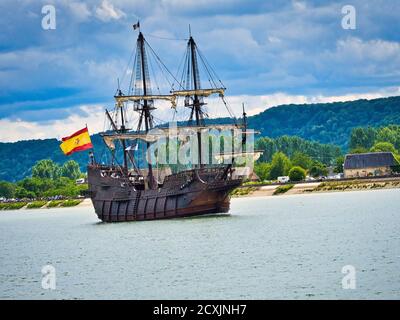 ROUEN, FRANKREICH - JUNI CIRCA, 2019. Spanische Galleon Replik El Galeon Andalucia an der seine, für Armada Ausstellung. NAO Victoria-Förderung. Echt Stockfoto