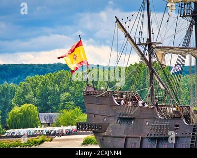 ROUEN, FRANKREICH - JUNI CIRCA, 2019. Teil von El Galeon Andalucia an der seine, für die Armada Ausstellung. NAO Victoria-Förderung. Echtes schwimmendes Museum Stockfoto