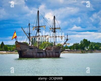 ROUEN, FRANKREICH - JUNI CIRCA, 2019. Spanische Galleon Replik El Galeon Andalucia an der seine, für Armada Ausstellung. NAO Victoria-Förderung. Echt Stockfoto