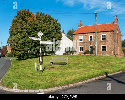 Dorf grün mit West Riding of Yorkshire Rundweg Wegweiser an Whixley in der Nähe von Knaresborough North Yorkshire England Stockfoto