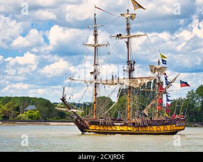 ROUEN, FRANKREICH - JUNI CIRCA, 2019. Etoile du Roy, eine dreimastige Fregatte der sechsten Preisklassen, war auf der seine für die Armada-Ausstellung festgemacht. Holzre Stockfoto