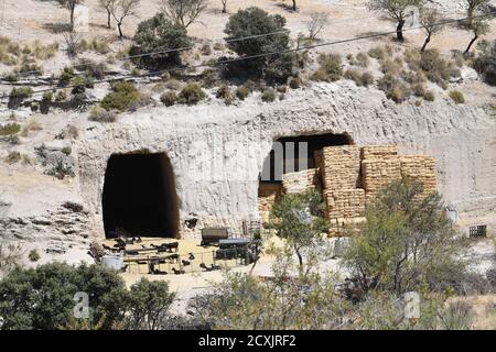 21/08/2020 Höhlen aus dem Land zur Aufbewahrung von Ziegen und zur Lagerung von Stroh in Alhama de Granada, Granada, Spanien. Stockfoto