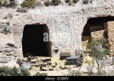 21/08/2020 Höhlen aus dem Land zur Aufbewahrung von Ziegen und zur Lagerung von Stroh in Alhama de Granada, Granada, Spanien. Stockfoto