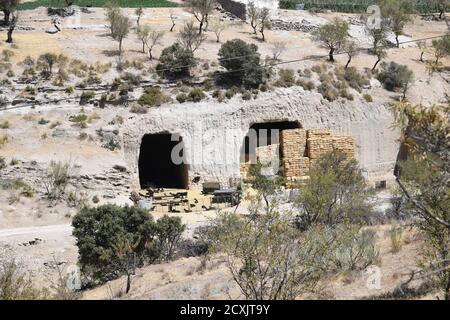 21/08/2020 Höhlen aus dem Land zur Aufbewahrung von Ziegen und zur Lagerung von Stroh in Alhama de Granada, Granada, Spanien. Stockfoto