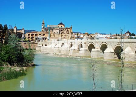 Römische Brücke aus dem ersten Jahrhundert (nach 2007 Restaurierung) über den Fluss Guadalquivir, Cordoba, Spanien. Stockfoto