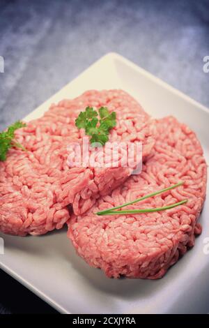 Rote Burger Fleisch Nahaufnahme auf schwarzem Hintergrund Stockfoto