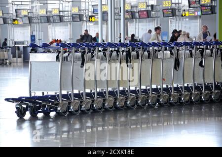 Reihe von Gepäckwagen im Terminal 3 am Flughafen Malaga, Spanien. Stockfoto