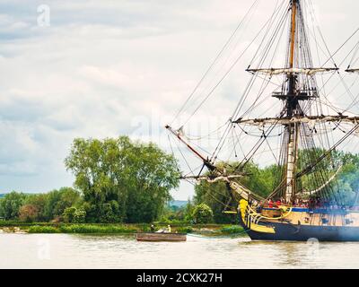 RIVES DE SEINE, Frankreich - Juni 5, 2019. Hermine segeln Französisch sehr alten Boot auf dem Fluss Seine, nur Anreisen für Armada 2019, nach Rouen zu gehen. Wi Stockfoto