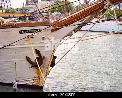 ROUEN, FRANKREICH, Juni circa, 2019. Nahaufnahme von drei Mast Schoner Schiff, Le Francais, französisch Boot, Verwendung für Kreuzfahrt Stockfoto