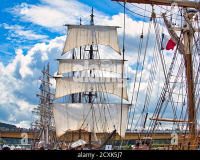 ROUEN, FRANKREICH, Juni circa, 2019. Nahaufnahme von drei Mast Schoner Schiff, Le Francais, französisch Boot, Verwendung für Kreuzfahrt Stockfoto