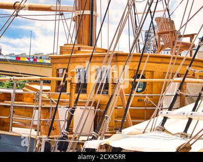 ROUEN, FRANKREICH, Juni circa, 2019. Nahaufnahme von drei Mast Schoner Schiff, Le Francais, französisch Boot, Verwendung für Kreuzfahrt Stockfoto