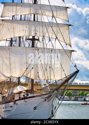 ROUEN, FRANKREICH, Juni circa, 2019. Nahaufnahme von drei Mast Schoner Schiff, Le Francais, französisch Boot, Verwendung für Kreuzfahrt Stockfoto