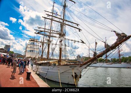 ROUEN, FRANKREICH, Juni circa, 2019. Drei Mast Schoner Schiff, Le Francais, französisch Boot für Kreuzfahrt Stockfoto