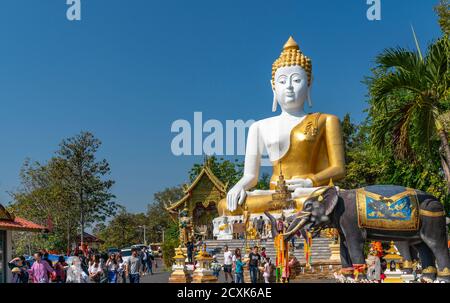 Chiang Mai, Thailand - Dec 26, 2018 : White Big Buddha Statue im Wat Phra That Doi Kham oder Phra That Doi Kham Tempel. Viele Touristen besuchen den Tempel. Stockfoto