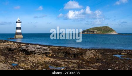 Penmon Lighthouse und Puffin Island, Penmon Point, Anglesey, Wales Stockfoto