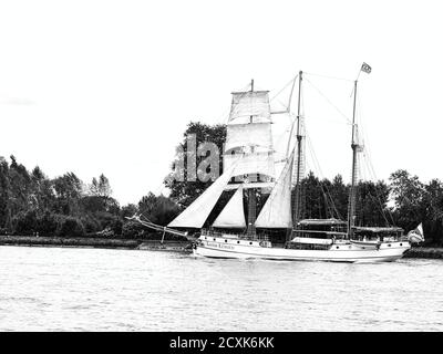 ROUEN, FRANKREICH - JUNI CIRCA, 2019. Dreimast-Segelschiff Loth Lorien auf der seine für die Armada-Ausstellung in Frankreich. Luxuriöses Kreuzfahrtschiff Stockfoto