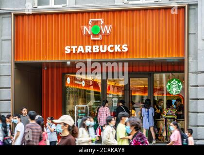 Wuhan China , 1. Oktober 2020 : Außenansicht von Starbucks JETZT Kaffee das neue Express-Retail-Format der Franchise in Wuhan China Stockfoto