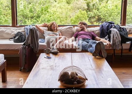 Junges paar entspannende auf sofa Stockfoto