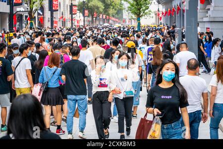 Wuhan China , 1. Oktober 2020 : Menschenmenge, die chirurgische Gesichtsmaske am 2020 China Nationalfeiertag und ersten Tag der goldenen Woche Urlaub in Jian tragen Stockfoto