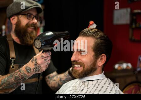 Friseur Styling Männerhaare im Salon Stockfoto