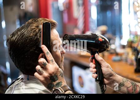 Friseur Styling Männerhaare im Salon Stockfoto