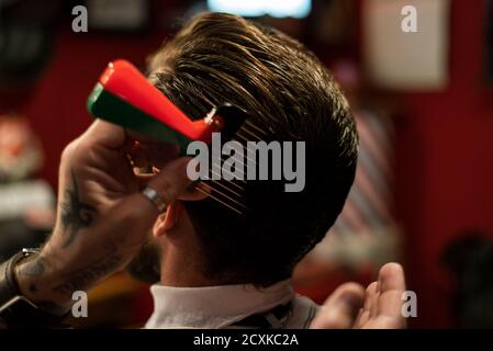 Friseur Styling Männerhaare im Salon Stockfoto