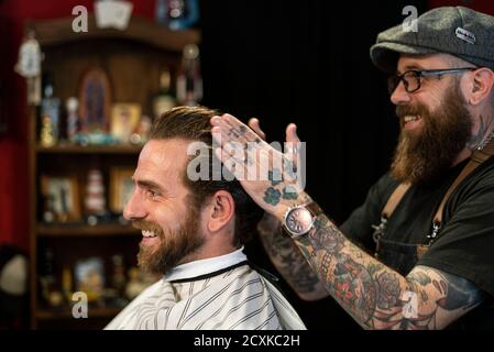 Friseur Styling Männerhaare im Salon Stockfoto