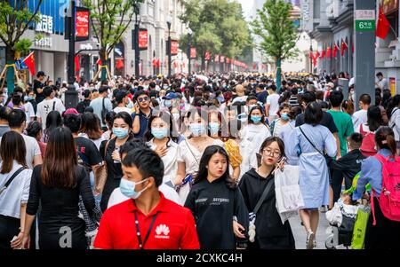 Wuhan China , 1. Oktober 2020 : Menschenmenge, die chirurgische Gesichtsmaske am 2020 China Nationalfeiertag und ersten Tag der goldenen Woche Urlaub in Jian tragen Stockfoto