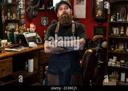 Friseur steht im Salon Stockfoto