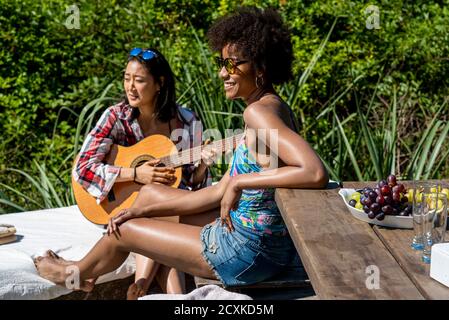 Schöne junge Frauen Spaß zusammen am Pool Party Stockfoto