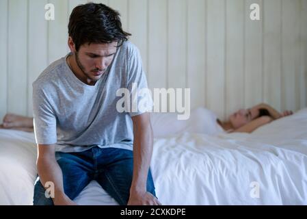 Junges Paar mit Beziehungsschwierigkeiten im Schlafzimmer Stockfoto