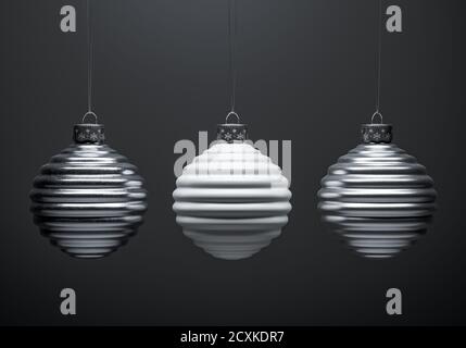 Drei horizontal gerippte Weihnachtskugeln hängen in Reihe vor grauem Hintergrund. Kugeln aus weißem und silbernem Metall. Weihnachtsdekoration, fest Stockfoto