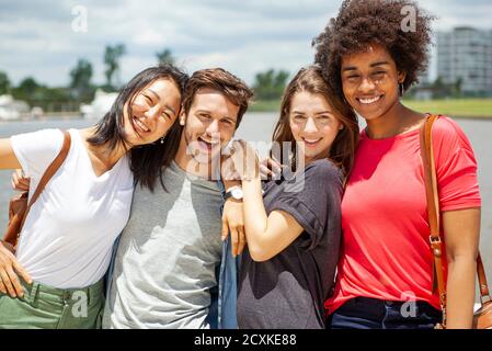 Gruppe junger Freunde, die Spaß im Freien haben Stockfoto