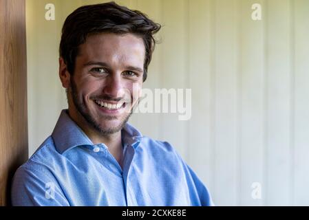 Porträt eines jungen Mannes, der im Haus steht Stockfoto