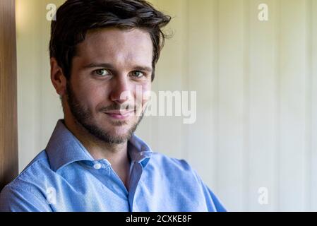 Porträt eines jungen Mannes, der im Haus steht Stockfoto