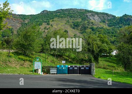 Relais Vert, grüne Recyclingzone mit grünen und braunen Mülltonnen auf dem Land, Verdun, Ariege, Frankreich Stockfoto