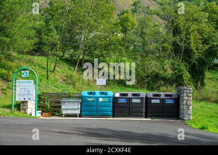 Relais Vert, grüne Recyclingzone mit grünen und braunen Mülltonnen auf dem Land, Verdun, Ariege, Frankreich Stockfoto