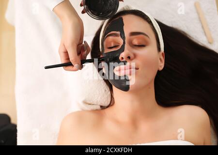 Junge Frau in der Maske Verfahren in Spa Stockfoto