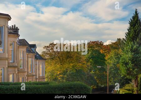 Blonde Sandstein Terrace Houses und Herbstblätter auf Bäumen Eine Wohnstraße im Süden von Glasgow Schottland Stockfoto